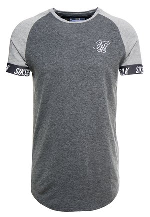 Grå kortærmet t-shirt med rundet kant, kontrasterende lysegrå raglanærmer og et sort mærket bånd på manchetterne.