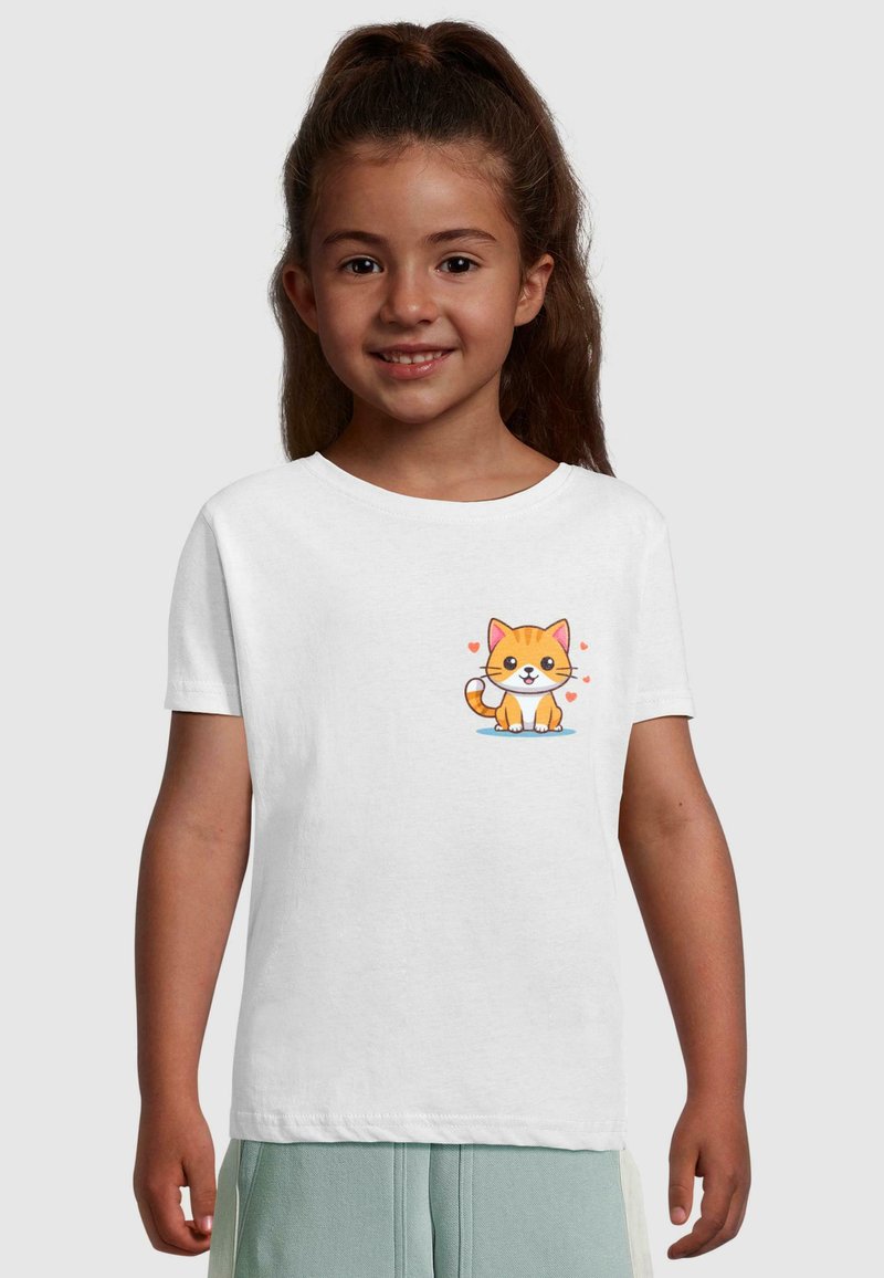 Hvid kortærmet t-shirt med en tegneserieagtig orange kat med et smilende udtryk og omgivet af hjerter, sat mod en ensfarvet baggrund.
