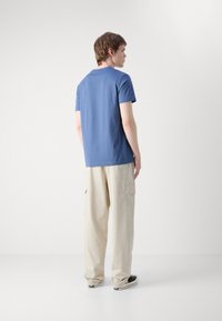Calvin Klein Jeans EMBRO BADGE - Jednoduché tričko - blue coast