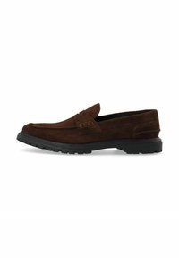 Mocasines de ante marrón con punta redondeada, parte superior texturizada y acentos cosidos, con suela de goma negra con dibujo para mejor agarre.