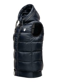 Tumes sinine vooderdatud vest kapuutsiga, avatud käeaukude ja lukuga ees. Omablogode detaili, kontrastseid lukke ja elastset allaosapoolt mugavuse tagamiseks.