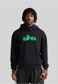 Felpa nera con cappuccio caratterizzata da un grande logo verde "elho" sul davanti. Realizzata in tessuto testurizzato con cappuccio regolabile e polsini a coste.