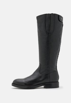 Bota de cuero negra hasta la rodilla con un tacón bajo, punta redondeada suave, costura lateral y una tira de agarre con detalle de botón en la parte superior.