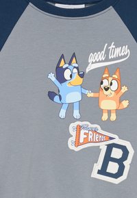 T-shirt in cotone grigio con maniche raglan blu navy, caratterizzato da cani dei cartoni animati che si tengono per mano, testo "buoni momenti" e toppe: "Amici per sempre" e "B."