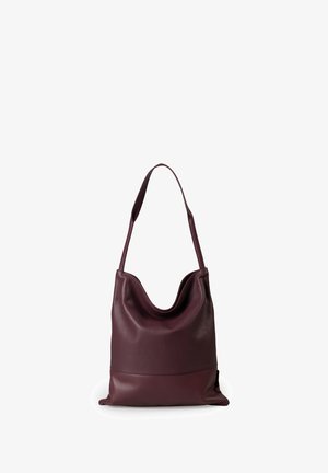 Burgunderfarbene Leder-Umhängetasche mit einem lässigen Design, glatter Textur und elongatedem Riemen. Verfügt über eine kontrastierende Unterseite und minimale Akzente.