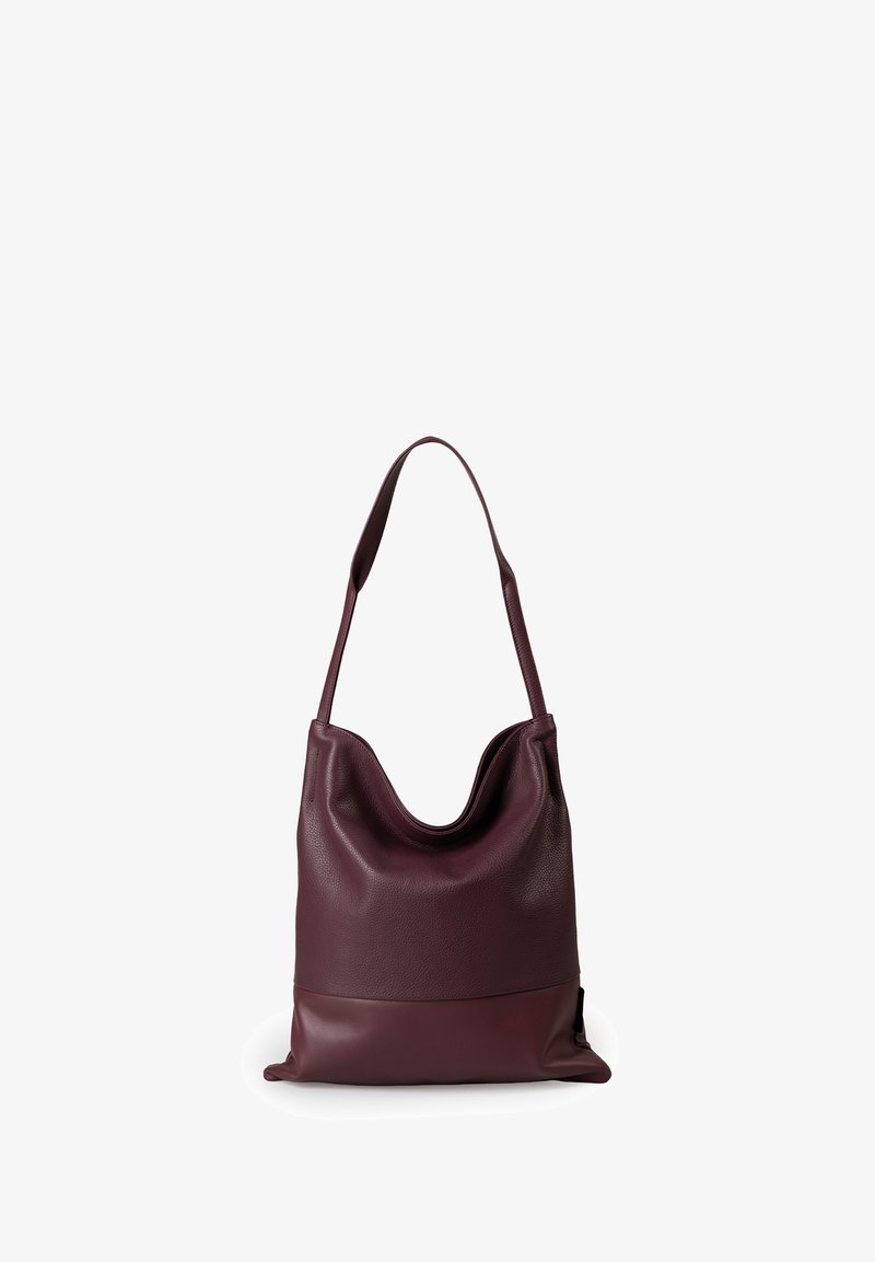 Bordeaux leren schoudertas met een slouchy ontwerp, gladde textuur en verlengd hengsel. Heeft een contrasterende onderkant en minimale accenten.