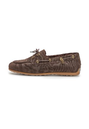 Chaussure style mocassin en daim marron avec motif animalier, œillets dorés, lacets latéraux et semelle en caoutchouc beige sur fond blanc.