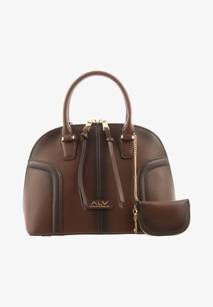 Bolso de mano de cuero marrón con forma estructurada, herrajes dorados, dos asas y un bolsillo desmontable. Presenta costuras de acento y cierre con cremallera.