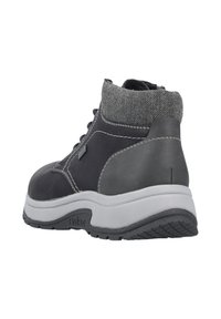 Bottines noires et grises avec un col texturé, une languette rembourrée, une semelle blanche et des coutures contrastantes. Semelle extérieure en caoutchouc avec traction.