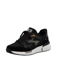 Scarpa sportiva nera con una combinazione di texture lisce e scamosciate, caratterizzata da accenti grigi, una suola bianca e dettagli arancioni sul lato.