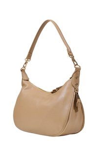 Borsa a tracolla in pelle beige con forma curvata, tracolla singola, finiture in oro e dettagli con tasca con zip. Texture liscia.