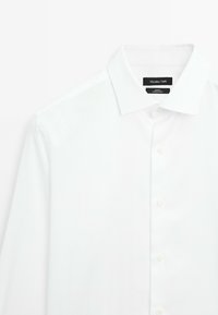 Strakvallend wit overhemd met spitse kraag en knopen aan de voorkant, van het merk Massimo Dutti, gemaakt in Turkije.