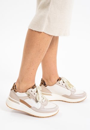 Beżowe i białe skórzane sneakersy z wykończeniem w leopardzie plamy, okrągły czubek, sznurowana konstrukcja oraz teksturowana podeszwa. Zamek błyskawiczny po boku.