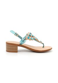 Sandal in sintetico blu chiaro con un piccolo tacco a blocco, caratterizzata da un design decorativo di perline in turchese e oro, e una cinghia alla caviglia regolabile.