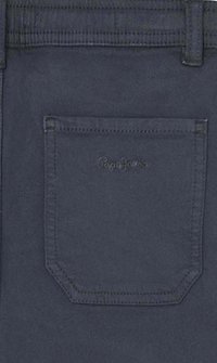 Jeans de algodón azul oscuro con un bolsillo trasero con detalles de costura y un pequeño logo bordado cerca de la parte superior. Color sólido y textura suave.