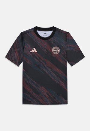 Černé krátké rukávy dresu FC Bayern Mnichov s červeným a modrým vzorem ve stylu štětce. Obsahuje kulatý výstřih a logo Adidas.
