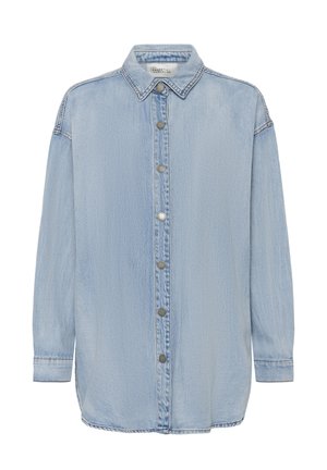 Gaiši zils garām piedurknēm džinsa krekls ar metāla sprādzēm priekšpusē, smailu apkakli un uzlīmi ar uzrakstu "My Essential Wardrobe".