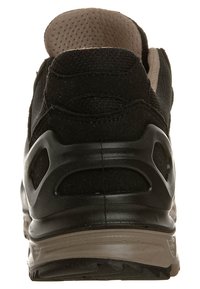 Scarpa sportiva nera con tomaia in rete, colletto imbottito e suola nera testurizzata con inserti sagomati per la traspirabilità.