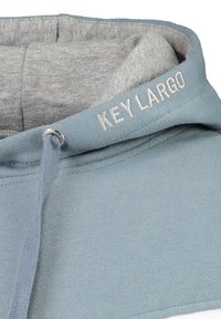 Sudadera con capucha en azul claro y gris, con una textura suave, cuello con cordones y "KEY LARGO" bordado en plata.