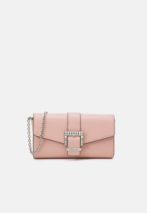 Clutch in pelle rosa con tracolla in metallo argentato, dotato di una chiusura decorativa con dettagli trasparenti e una finitura liscia. Forma rettangolare.