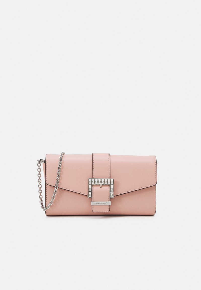 Pochette en cuir rose avec une bandoulière en chaîne argentée, dotée d'un fermoir décoratif avec des accents transparents, et d'une finition lisse. Forme rectangulaire.
