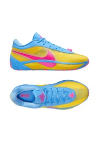 Scarpe sportive con una parte superiore in mesh gialla e dettagli blu, logo Nike rosa e suola blu. Include lacci e collare imbottito per supporto.