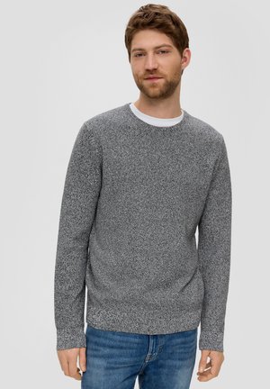 Grijze, textuurvolle crew neck trui met lange mouwen, voorzien van een witte binnenkraag en ribgebreide manchetten, gecombineerd met blauwe spijkerbroek.