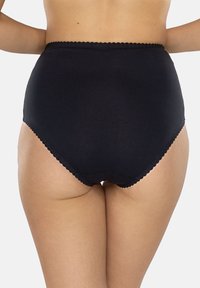 Mutande nere a vita alta realizzate in tessuto liscio, con un elastico scalloppato in vita e dettagli a orlo per una maggiore texture.