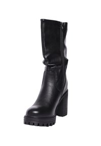 Stivale alla caviglia in pelle nera con altezze morbide, chiusura con zip e suola in gomma spessa. Presenta un tacco alto e una texture liscia.