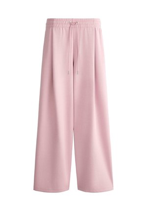 Zachte roze wijde broek met elastische tailleband en koordje, gemaakt van gladde stof, getoond tegen een witte achtergrond.