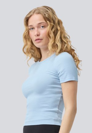 Himmelblaues, geripptes T-Shirt mit kurzen Ärmeln und taillierter Passform, ausgestattet mit einem runden Halsausschnitt, weichem Material und dezenten Nahtdetails an den Seiten.