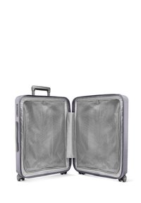 Valise rigide de couleur lavande avec une poignée rétractable. L'intérieur comprend des compartiments en mesh et un panneau de séparation. Quatre roues à roulement fluide.