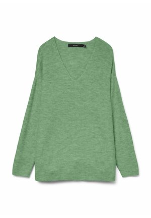 Suéter verde de punto acanalado con escote en V profundo y mangas largas, mostrado plano sobre un fondo blanco.