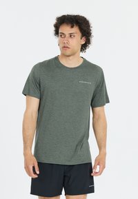 Camiseta de manga corta verde jaspeada, hecha de tejido suave, con un cuello redondo y pequeño logo "ENDURANCE" en el pecho izquierdo.