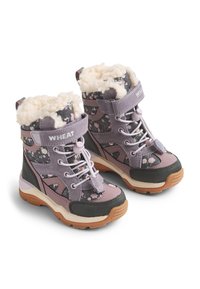 Kinder-Winterstiefel in Lila und Schwarz mit weichem, pelzgefüttertem Kragen, gemustertem Textil und rutschfesten Gummisohlen. Verstellbarer Riemen und Schnürsenkel.