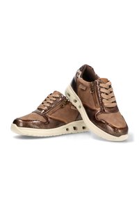 Zapatillas casuales marrones y beige con cordones en la parte frontal, cremallera lateral y suelas blancas acolchadas, mostradas sobre un fondo blanco.