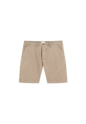 Pantalones cortos beige hasta la rodilla con bolsillos delanteros, trabillas para cinturón y cierre de botón sobre fondo blanco.