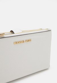 MICHAEL Michael Kors JET SET WRISTLET - Novčanik - optic white