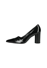Scarpa con tacco alto in pelle verniciata nera con punta affilata e taglio rotondo. Presenta un tacco grosso e una superficie liscia e lucida.