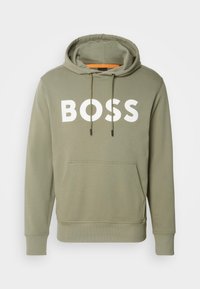Sweat à capuche vert olive clair avec poche devant, cordons et gros texte blanc "BOSS" sur la poitrine.