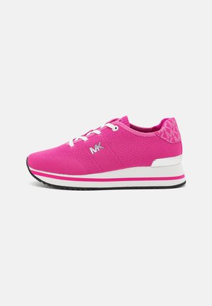 Zapatilla deportiva de color rosa brillante con cordones blancos, suela blanca y rosa, y logo "MK" en el lateral sobre un fondo liso.