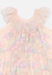 Lys rosa kjole med lagdelte tyllruffler og broderte pastellblomster, med iriserende paljetter for ekstra detaljer.