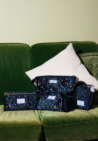 The Flat Lay Co. THE FLAT LAY CO. DRAWSTRING MAKEUP BAG - Toalettmappe - blue celestial