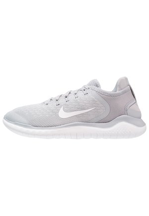 Chaussure de course Nike gris clair avec logo swoosh blanc, tige en mesh respirant, semelle amortissante et design à coupe basse.