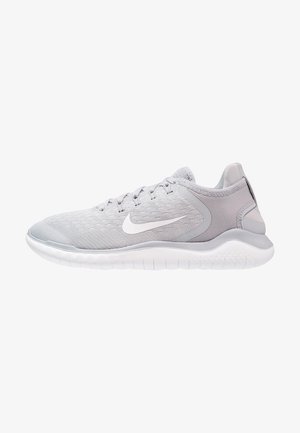Chaussure de course Nike gris clair avec logo swoosh blanc, tige en mesh respirant, semelle amortissante et design à coupe basse.