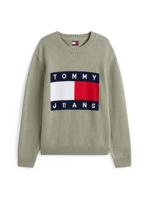 Vihreä neulepusero, jossa on suuri lohkomuotoilu, jossa lukee "TOMMY" ja "JEANS" valkoisilla, punaisilla ja laivastonsinisillä väreillä. Ribattu kaula-aukko ja hihansuut.
