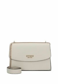 Borsa a tracolla in pelle bianca con texture, chiusura a patta, hardware color oro e tracolla a catena rimovibile, con il nome del marchio impresso sulla parte frontale.