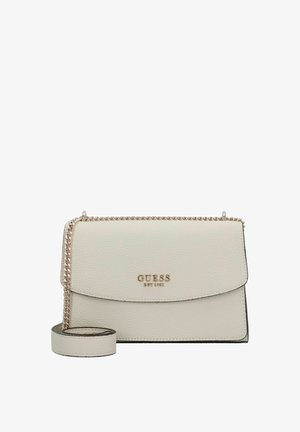 Borsa a tracolla in pelle bianca con texture, chiusura a patta, hardware color oro e tracolla a catena rimovibile, con il nome del marchio impresso sulla parte frontale.