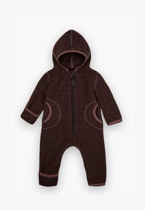 Brun fleece baby vinterdragt med hætte, frontlynlås og lyserøde detaljer. Har runde lommer og kontrasterende syninger. Blød tekstur hele vejen igennem.