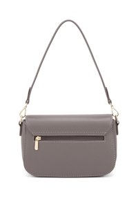 Borsa a tracolla in pelle grigia con design a pattina, una tasca frontale con cerniera e una tracolla rimovibile in una texture liscia con accessori in oro.